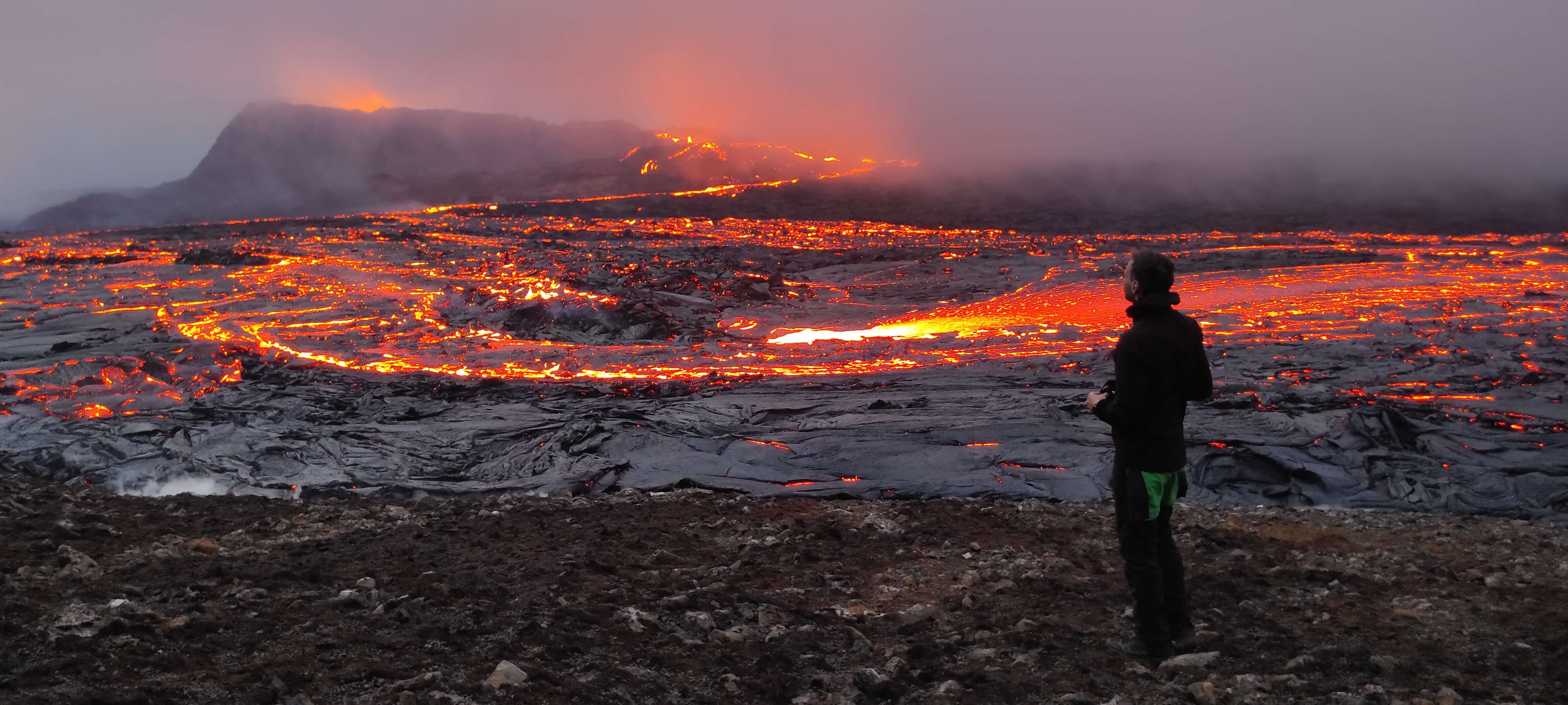 Kalnų fanai prie ugnikalnio Islandijoje